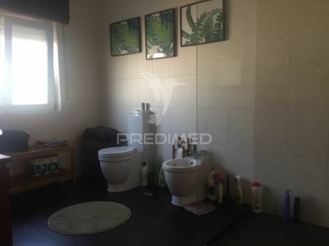 Duas moradias com 250 m2 com piscina.