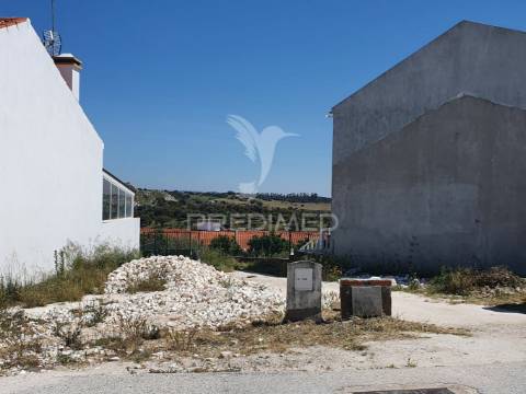 Moradia de dois pisos e comercio em pardais
