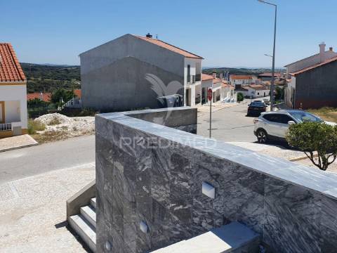 Moradia de dois pisos e comercio em pardais