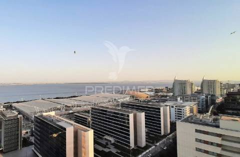Requintado t2 com vistas deslumbrantes sobre o rio tejo