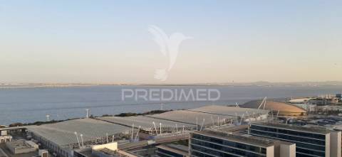 Requintado t2 com vistas deslumbrantes sobre o rio tejo