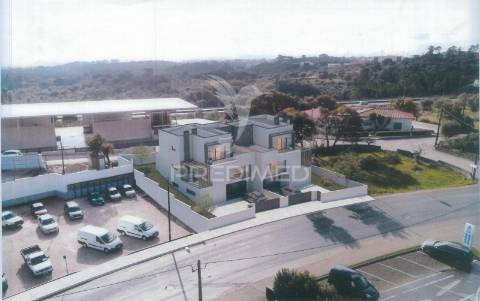 Moradia geminada v3+1