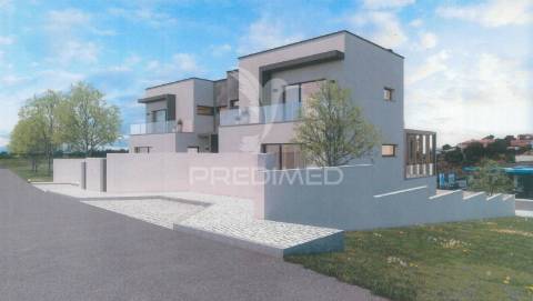 Moradia geminada v3+1