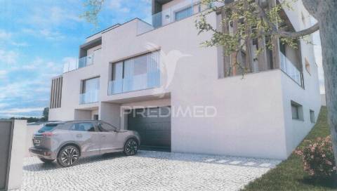 Moradia geminada v3+1