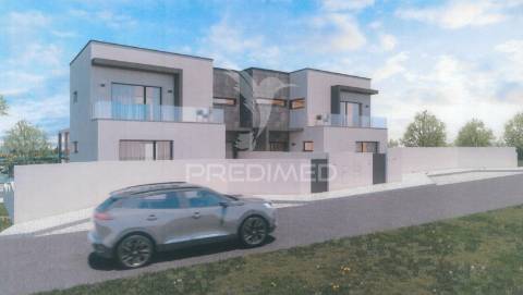 Moradia geminada v3+1