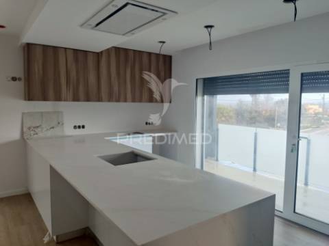 Moradia geminada v3+1