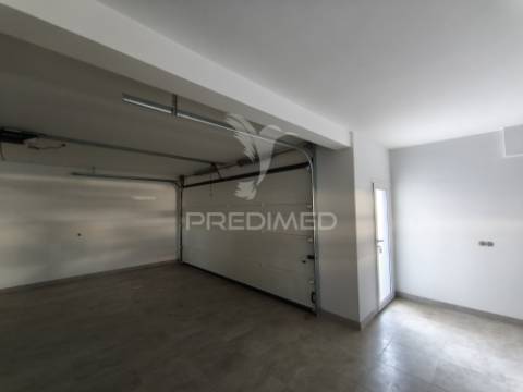 Moradia geminada v3+1