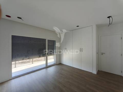 Moradia geminada v3+1