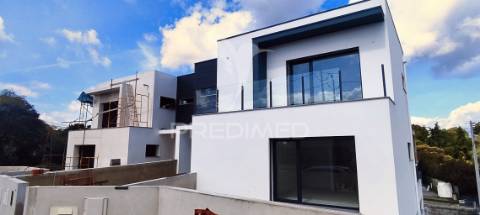 Moradia geminada v3+1