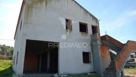 Moradia em construção no couço, coruche