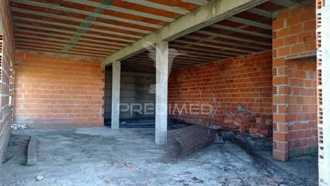 Moradia em construção no couço, coruche