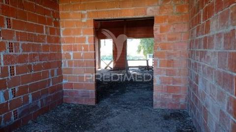 Moradia em construção no couço, coruche