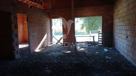 Moradia em construção no couço, coruche