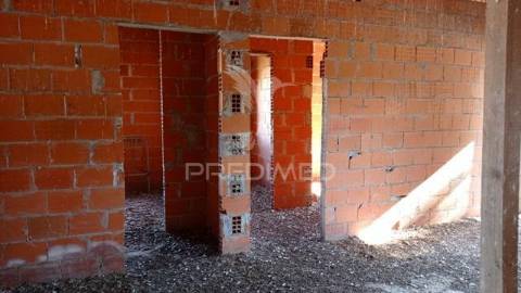 Moradia em construção no couço, coruche