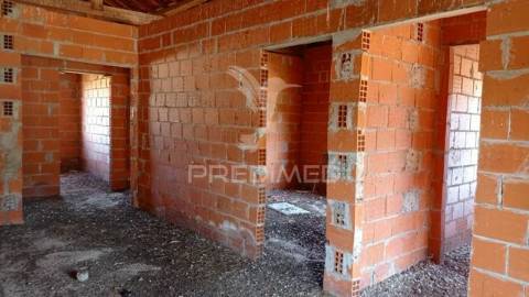 Moradia em construção no couço, coruche