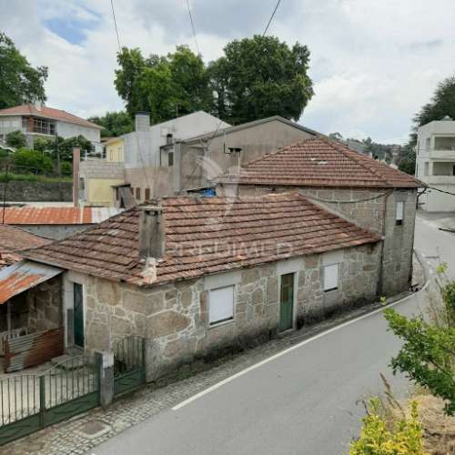 Casa sobrada,cortes,quinteiro,e ramadas.(500 m2)