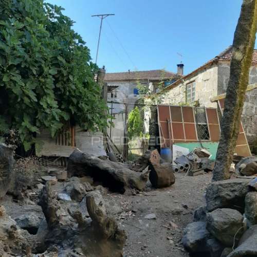 Casa sobrada,cortes,quinteiro,e ramadas.(500 m2)