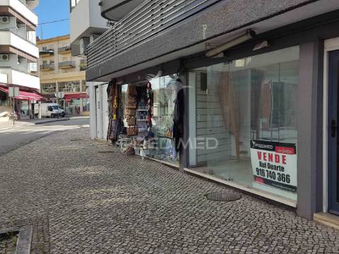 Loja situada na rua da rainha santa isabel, fátima