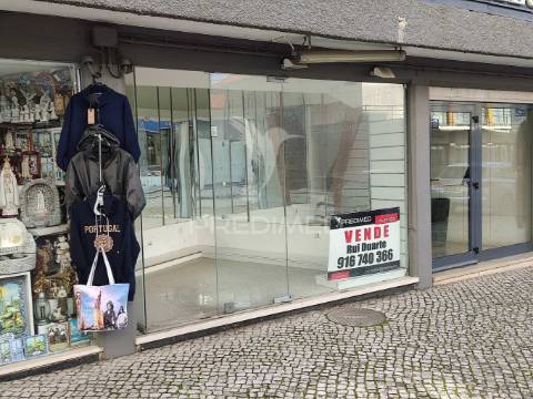 Loja situada na rua da rainha santa isabel, fátima