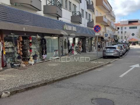 Loja situada na rua da rainha santa isabel, fátima