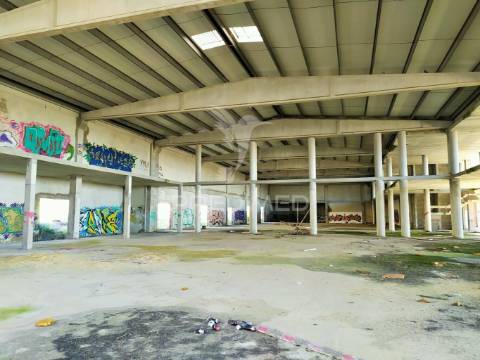 Armazém para recuperar | 11.400 m2 | albarraque