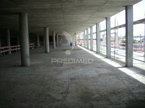 Armazém para recuperar | 11.400 m2 | albarraque