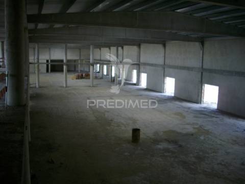 Armazém para recuperar | 11.400 m2 | albarraque
