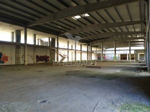 Armazém para recuperar | 11.400 m2 | albarraque