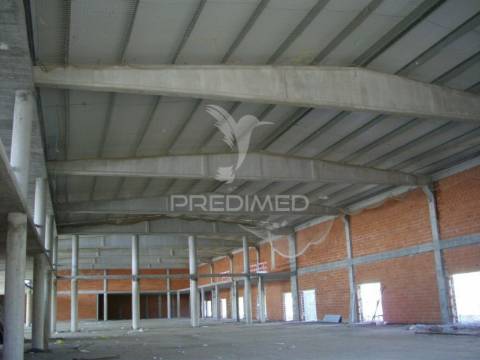 Armazém para recuperar | 11.400 m2 | albarraque