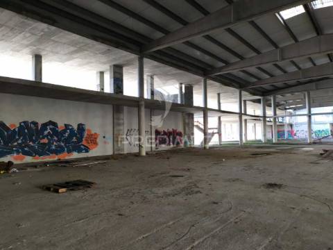 Armazém para recuperar | 11.400 m2 | albarraque