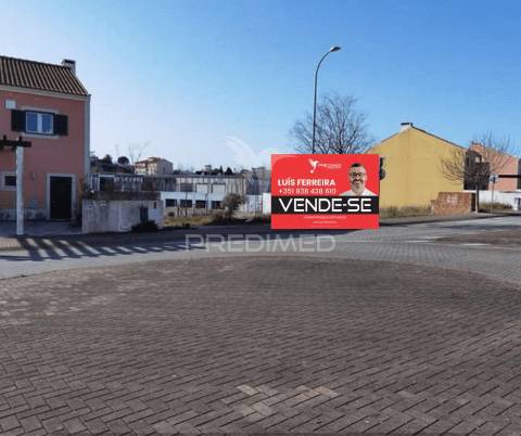 Lote de terreno urbano com 413,45 m2 em santarém