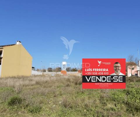 Lote de terreno urbano com 413,45 m2 em santarém