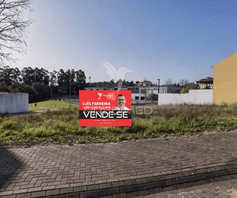 Lote de terreno urbano com 413,45 m2 em santarém