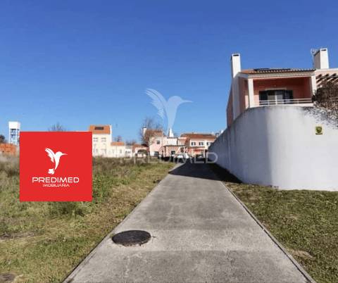 Lote de terreno urbano com 413,45 m2 em santarém