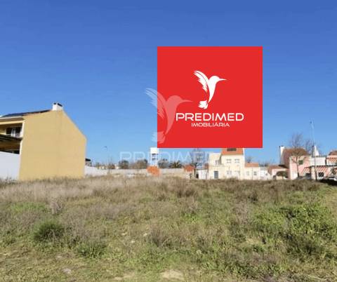 Lote de terreno urbano com 413,45 m2 em santarém