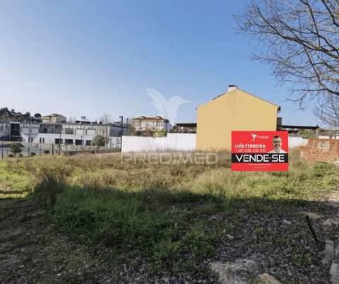 Lote de terreno urbano com 413,45 m2 em santarém