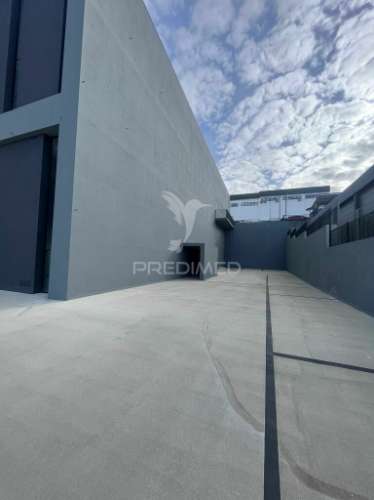 Arrendar armazéns novos zona industrial de frielas, lisboa