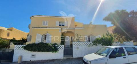 Moradia t4 + t2 + t2 + t1 + t1 + t1 c/piscina