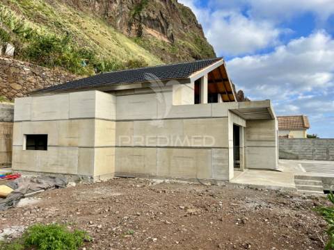 Moradia t4 em construção na calheta - ilha da madeira