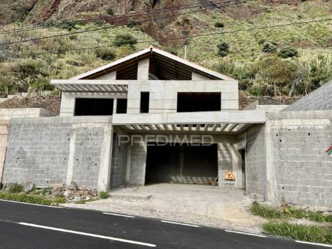 Moradia t4 em construção na calheta - ilha da madeira