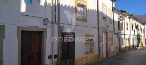 Casa antiga para recuperar em póvoa e meadas