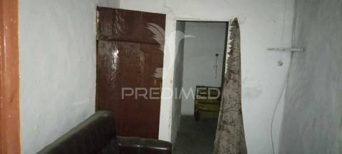 Casa antiga para recuperar em póvoa e meadas