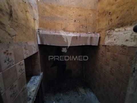 Casa antiga para recuperar em póvoa e meadas