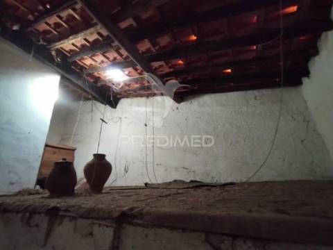 Casa antiga para recuperar em póvoa e meadas