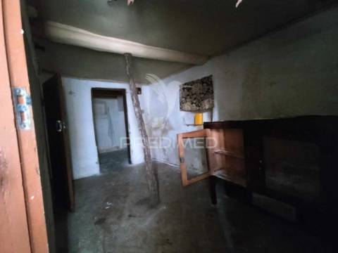Casa antiga para recuperar em póvoa e meadas