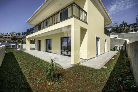 Moradia de luxo com piscina e vista mar