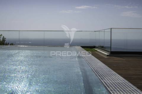 Moradia de luxo com piscina e vista mar