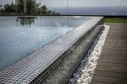 Moradia de luxo com piscina e vista mar