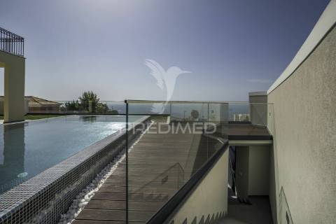 Moradia de luxo com piscina e vista mar