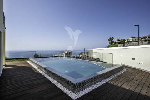 Moradia de luxo com piscina e vista mar